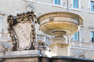 Fontaine de la place Sainte Marie à Rome - image supplémentaire