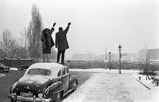 « Noël à Berlin : sur le toit ». Couple saluant par-delà le mur depuis le secteur français (Berlin-ouest), décembre 1961. Photographie de Léon Herschtritt